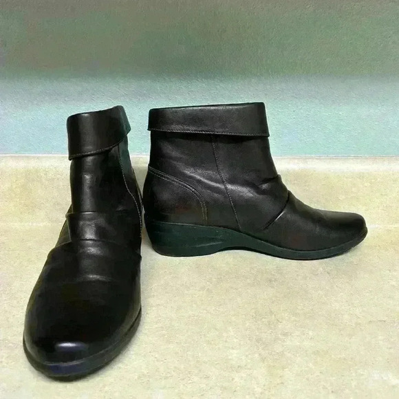 Women’s Clark brown booties size 9.5 - Picture 1 of 5
